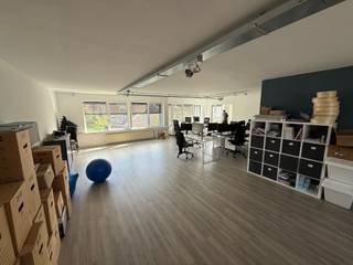 Cet espace de bureau spacieux de 215m² est situé dans le centre de Strombeek-Bever et constitue le lieu de travail idéal pour une entreprise...