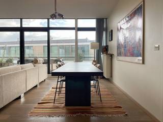 Deze bemeubelde penthouse met adembenemend uitzicht over Gent bevindt zich op de vierde verdieping, vlak bij de Visserij. Dankzij de uitstekende ligging geniet u van een perfecte combinatie van rust en vlotte bereikbaarheid, met het stadscentrum op slechts enkele minuten afstand.<br /><br />De penthouse is bereikbaar met de lift en verwelkomt u in een open leefruimte. Deze bestaat uit een lichtrijke woonkamer met ingebouwde kasten en een gezellig haardvuur, een volledig uitgeruste keuken en een praktische keukenberging met aansluiting voor een wasmachine. De leefruimte geeft uit op het zuidoostelijk georiënteerde terras, dat in verbinding staat met de drie volwaardige slaapkamers, elk voorzien van inbouwkasten. Verder beschikt het appartement over een gastentoilet en twee badkamers: één met een douchecabine en één met een ligbad en toilet.<br /><br />Met een bewoonbare oppervlakte van 142 m² en een gunstig EPC-label B is deze penthouse beschikbaar vanaf 01/09/2026. De maandelijkse huurprijs bedraagt €1850 (meubels inbegrepen), vermeerderd met de optioneel bij te huren autostaanplaats voor €110/maand en de gemeenschappelijke provisionele kosten voor €120/maand.<br /><br />Heeft deze exclusieve penthouse uw interesse gewekt? Neem dan zeker contact op met Elke Janssens van Immo Francois Gent via gent@immofrancois.be.<br /><br />