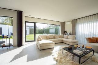 <p><span>EXCLUSIEF: Comfortabel wonen IN STIJL, denkt u aan een grote penthouse, maar wil u wonen in een rustige groene omgeving, bekijk deze exclusieve GELIJKVLOERSE villa!</span></p><p><span>Knappe energiezuinige moderne gelijkvloerse woonst + BIJGEBOUW in een aangename omgeving te Halle-Zoersel. </span></p><p><span>Luxueus wonen op de begane grond op ca 223m² met extra bijgebouw van 75m² als polyvalente ruimte, woon/werk situatie, zorgwoning,...</span></p><p><span>Dit eigendom is gelegen op een mooi stukje grond, opgeleverd in 2024, dus als nieuw, waarvan volledig het gelijkvloers is ingedeeld met inkomhal, toegang via smeedijzeren tussendeur naar de lichte leefruimte met uitzicht op de tuin en een open luxueuze ingerichte keuken met alle nodige inbouw toestellen, eveneens een dubbele vaatwasser, inductievuur, heteluchtoven, bordenverwarmer, 20m werkblad enz. Verder een ruime berging en wasplaats met technieken en aansluiting wasmachine/droogkast.</span></p><p><span>Groot schuifraam die toegang geeft tot het terras, aangelegde tuin met haag, grasrobot, volledig omheind en afgesloten met een automatische poort. </span></p><p><span>Alles is mooi afgewerkt van hoogstaande kwaliteit, opvallend zijn de plafondhoge glazen tussendeuren, ingemaakte kasten, mooie raamdecoratie, inbouwspots,... </span></p><p><span>Masterbedroom met dressing, automatische screens en ensuite badkamer met grote inloopdouche, lavabo, toilet,... deze slaapkamer heeft een schuifraam naar een open buitenruimte met privacy.</span></p><p><span>Verder op de riante nachthal is er een tweede en derde slaapkamer, waarvan 1 kamer vorzien is van een ingebouwd bureelmeubel, Er is een tweede badkamer met lavabo, douche en toilet. De slaapkamers en leefruimte zijn voorzien van airco via Daikin warmtepompsysteem (warm-koud).</span></p><p><span>Luxueuze afwerking met duurzame materialen, 16 zonnepanelen, HR TOP ketel op gas - vloerverwarming (hybride voorzieningen aanwezig), grote tegelvloer, HR+ beglazing in aluminium, stofzuigersysteem, alarmsysteem en CO² melder, gevelbepleistering Consteca, regenwaterput, E-peil 7!</span></p><p><span>Bijgebouw met overdekt terras, ideaal voor de laatste avondzon, 1 grote sectionaal poort met toegang tot een ruimte voor 2 wagens en een bijkomende polyvalente ruimte met groot raam naar de tuin, er zijn voorzieningen voor het inrichten tot kantoor/praktijkruimte, extra woonst,... momenteel in gebruik als fitness ruimte, er is drijfkracht in het bijgebouw.</span></p><p><span>Er is een vergunning voor het plaatsen van een zwembad.</span></p><p><span>Rustig gelegen met een goede verbinding naar uitvalswegen, in de omgeving van mooie fiets- en wandelroutes en nabij het dorp van Halle.</span></p><p><span>Instapklaar, prima onderhouden, contacteer ons voor bijkomende info en plan een bezoek!</span></p><p><span> </span></p><p><span> </span></p>