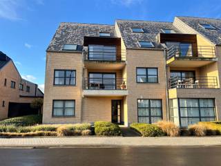 Cet appartement d'angle ensoleillé au rez-de-chaussée avec jardin, garage et rangement en sous-sol est situé près du parc Vrijbroek et du canal de Louvain dans un quartier résidentiel agréable.L'appartement comprend un hall d'entrée avec vestiaire, un séjour spacieux avec cuisine équipée ouverte, un débarras de cuisine, un agréable jardin ensoleillé, 2 chambres à coucher, une salle de bain (double lavabo et baignoire), ainsi que des toilettes séparées.En outre, l'appartement dispose d'une cave.