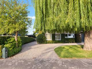 BEZOEKDAG zaterdag 24 oktober! op afspraak! Voor meer informatie of het aanvragen van documenten kunt u contact opnemen via info@centeroffice.be.<br />Deze woning is ideaal gelegen in het centrum van Nazareth, op wandelafstand van diverse dagelijkse voorzieningen zoals de bakker, supermarkt en dokter.<br />In 2025 werd de woning grondig gerenoveerd rekeninghoudend met het authentieke karakter van de woning waarbij zowel het technische gedeelte als de binnenafwerking een volledige opfrissing kregen. Zo werden onder meer de riolering, waterleidingen en elektriciteit vernieuwd, evenals de verwarmingsinstallatie met een nieuwe mazoutcondensatieketel. Ook de keuken, badkamer, vloeren, parket, ingebouwde kasten en schilderwerken werden aangepakt. Verder werden de traploper, oprit en laadpaal voorzien.<br />De keuken is uitgerust met hedendaagse toestellen en een stijlvol Dekton-werkblad. Bij de afwerking werd bijzondere aandacht besteed aan duurzame en kwalitatieve materialen, waaronder travertin en Belgische blauwe hardsteen.<br />Om de renovatie volledig af te ronden, dient enkel de dakbedekking nog vernieuwd te worden. Hiervoor is reeds een offerte beschikbaar.<br />Op het gelijkvloers komt u binnen via de inkomhal met gastentoilet en de berging onder de trap. Aansluitend bevindt zich een berging met de verwarmingsinstallatie. De leefruimte omvat een gezellige zithoek, een eetplaats en een open keuken, wat zorgt voor een aangename en open woonbeleving.<br />Op de eerste verdieping bevinden zich maar liefst vijf kamers, momenteel ingericht als drie slaapkamers, een bureauruimte en een linnen- en waskamer. De badkamer is uitgerust met een toilet, badkamermeubel en douche.<br />Via het zolderluik bereikt u de zolderverdieping, die bijkomende mogelijkheden biedt voor wie extra woonoppervlakte wenst te creëren, mits de nodige werken.<br />Buitenruimte en garage<br />De oprit, voorzien van een laadpaal, geeft toegang tot de garage, waar u nog één wagen + fietsen kan parkeren.<br />De architecturaal aangelegde parktuin is volledig omheind en beschikt over een zonnig terras. Dankzij de volgroeide beplanting geniet u hier niet alleen van een groene omgeving en de nodige privacy, maar ook van aangename schaduw tijdens de warme zomermaanden.<br />Extra troeven<br />Grondige renovatie uitgevoerd in 2025<br />Elektrische installatie conform<br />Alarmsysteem aanwezig<br />Nieuwe mazoutcondensatieketel<br />Keuken met hedendaagse toestellen en Dekton-werkblad<br />Duurzame materialen, waaronder travertin en Belgische blauwe hardsteen<br />Vijf kamers op de eerste verdieping<br />Zolder met potentieel voor bijkomende woonruimte<br />Garage en oprit met laadpaal<br />Volledig omheinde, aangelegde tuin met terras<br />Binnen- en buitenberging<br />Droge kelders, gerenoveerd in 2016<br />Woning volledig onderkelderd met kruipkelder<br /><br />Een ruime en veelzijdige woning op een centrale locatie, waar reeds belangrijke renovatiewerken zijn uitgevoerd en waar u geniet van hedendaags comfort, een groene buitenruimte en bijkomende mogelijkheden naar de toekomst toe.<br /><br /><br /><br />
