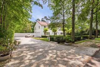 <p>Zoekt u het ultieme vakantiegevoel zonder uw huis te verlaten? Dan is deze villa de perfecte woning voor u. Deze luxe, moderne en zeer lichte villa bevindt zich in de groene, residentiële Bellemond wijk op een toplocatie te ’s Gravenwezel. Hier geniet u van volledige privacy in een prachtige zuidwest-georiënteerde tuin met een verwarmd zwembad. De villa is ideaal gelegen nabij scholen, openbaar vervoer en winkels, en ligt in een van de meest prestigieuze wijken van ’s Gravenwezel.</p>
<p>Deze architectenwoning, ontworpen door de gerenommeerde architect John Bontinck, is gebouwd met hoogwaardige materialen. De visie van de architect om de tuin sterk bij de woning te betrekken, is werkelijk verbluffend geslaagd. Bij binnenkomst wordt u meteen gecharmeerd door het vakantiegevoel dat de villa uitstraalt. Een prachtige doorkijk naar de tuin en het zwembad verwelkomt u direct.<br /><br />INDELING<br /><br /><strong>Gelijkvloers:<br /></strong>Bij binnenkomst wordt u meteen gecharmeerd door het vakantiegevoel dat de villa uitstraalt. Een prachtige doorkijk naar de tuin en het zwembad verwelkomt u direct. <br />U treedt de villa binnen via een inkomhal met een apart gastentoilet en een ruime vestiaire. Een dubbele glazen deur biedt toegang tot de riante en lichte woonkamer met een doorlopend raam tot de verdieping. De leefruimte, verdeeld in zithoek, salon en eetkamer, is voorzien van een eiken parketvloer en een prachtig open haard. De ruimtes vloeien mooi in elkaar over en zijn in direct contact via grote deurramen met het zuidwest-georiënteerde terras, de tuin en het zwembad.<br /><br />Aansluitend aan de leefruimte vindt u de volledig geïnstalleerde keuken met een kookeiland, ontbijthoek, tal van opbergkasten en moderne toestellen, waaronder een Amerikaanse koelkast. Door kamerhoge raampartijen rondom de keuken wordt deze ruimte overspoeld met natuurlijk licht en biedt het een prachtig uitzicht op de tuin en het zwembad.<br /><br />Een praktische douchekamer met toegang naar buiten is ideaal na een zwembeurt in het zwembad.<br /><br />Een mooie houten trap leidt naar de eerste verdieping, waar een impressionante vide extra licht en uitzicht biedt vanuit de verdieping op de prachtige tuin.<br /><br /><strong>1e Verdieping:<br /></strong>Op de 1e verdieping vindt u de mastersuite met dressing en badkamer – met ligbad, dubbele lavabo en toilet. De 2e slaapkamer (ca. 31m²) op parket met ingemaakte kasten geeft uit op een prachtig terras. De 2e (ca. 20m²) en 4e slaapkamers (ca. 18m²) delen de 2e badkamer met ligbad, lavabo en toilet. Verder is er nog een handige berging, ideaal voor een linnenkast of een extra douchekamer.<br /><br /><strong>Tuin en Zwembad<br /></strong>Geniet volop van de zonnige tuin in volledige privacy zonder enige inkijk. De tuin is aangelegd met verschillende terrassen, een verwarmd zwembad en een tuinhuis. Deze buitenruimte biedt de perfecte setting voor ontspanning, zomerse barbecues en gezellige avonden.<br /><br />Een inpandige garage biedt ruimte voor 2 wagens en heeft een automatische toegangspoort. Daarnaast is er een ruime oprit met plaats voor meerdere wagens, wat extra gemak en parkeerruimte biedt voor u en uw gasten.<br /><br />Kortom, deze villa is een waar paradijs voor wie houdt van een luxe levensstijl met een vleugje vakantie. De ruime indeling en grote ramen zorgen voor een lichte en luchtige sfeer. Mis deze unieke kans niet om in een van de meest gewilde wijken van ’s Gravenwezel te wonen.</p>
<p></p>
<p>BIJZONDERHEDEN:<br />+ Architect John Bontinck<br />+ Nieuw gietvloeren op verschillende ruimtes<br />+ Vloerverwarming <br />+ 15 zonnepanelen (2024)<br />+ Gunstig EPC: 164kWh/m²<br />+ Vloerverwarming op GLV<br />+ Asbestvrij.<br />+ Bose audio-installatie in alle ruimtes, voor optimale geluidservaring.<br /><br />Voor meer informatie of een bezoek aan deze gezellige woning, neem gerust contact op met Sigalit via Sigalit@reds.be of op 0475668474</p>