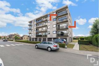 In een rustige woonwijk in Poperinge vinden we dit appartementsgebouw terug. Het appartement is vlakbij alles gelegen. De Grote Markt en het...