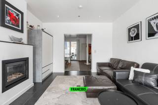 Bent u op zoek naar een appartement te koop in Blankenberge met potentieel, een centrale ligging en twee volwaardige slaapkamers? Dan is dit gelijkvloers appartement aan de Koning Albert I-laan zeker een bezoek waard.<br /><br />Dit op te frissen appartement beschikt over een bewoonbare oppervlakte van 78 m² en biedt tal van mogelijkheden om het volledig naar eigen smaak in te richten. U komt binnen in een aangename leefruimte met aansluitend de keuken. Verder beschikt de woonst over twee volwaardige slaapkamers, een badkamer en een praktische stadskoer waar u in alle rust kunt genieten van de buitenlucht.<br /><br />Er is bovendien de mogelijkheid om een garage en bijkomende stockageruimte apart aan te kopen voor een prijs van €50.000. Deze zijn niet inbegrepen in de vraagprijs, maar vormen wel een interessante extra troef voor wie nood heeft aan extra parkeergelegenheid en opbergruimte in deze centrale omgeving.<br /><br />Bovendien beschikt het appartement over een logiesdecreetnummer bij Toerisme Vlaanderen, waardoor het ook perfect geschikt is voor toeristische verhuur. Dankzij de centrale ligging nabij het strand, het station en het stadscentrum biedt deze eigendom sterke mogelijkheden als investering, tweede verblijf of opbrengsteigendom.<br /><br />De ligging is zonder meer een grote troef. Gelegen aan de Koning Albert I-laan in Blankenberge bevindt u zich op wandelafstand van het station, winkels, horecazaken en het bruisende stadscentrum. Hierdoor geniet u van een uitstekende bereikbaarheid en heeft u alle dagelijkse voorzieningen binnen handbereik.<br /><br />Interesse in dit appartement te koop in Blankenberge? Neem vandaag nog contact op met Immo Francois voor meer informatie of plan meteen uw bezoek in. Als vastgoedexpert in Blankenberge begeleiden wij u graag bij de zoektocht naar uw nieuwe thuis of investering.<br /><br />Denkt u eraan om uw woning in Blankenberge te verkopen? Neem vrijblijvend contact op met Sem van Immo Francois in Blankenberge voor een gratis schatting via sem@immofrancois.be.<br /><br />
