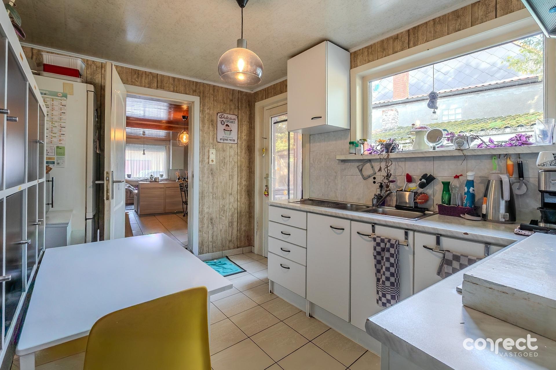 Te renoveren halfopen bebouwing op een rustige ligging met mooie tuin, terras en garage. - foto 5
