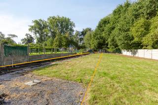 Rustig gelegen renovatiewoning met atelier en leuke tuin
Op zoek naar een woning die u volledig naar eigen smaak kunt renoveren? Deze rustig gelegen woning bevindt zich in tweede lijn en biedt heel wat potentieel dankzij de aangename tuin, het bijgebouw en het mooie uitzicht op het achterliggende groen.
De woning beschikt over ca. 95 m² bewoonbare oppervlakte en omvat op het gelijkvloers een veranda, apart toilet, keuken met ontbijthoek, salon en eetplaats. Op de eerste verdieping bevinden zich twee slaapkamers, een badkamer en een zolderruimte.
Een extra troef is het bijgebouw van ca. 34 m², ideaal als atelier, werkruimte of ruime bergplaats. Achteraan geniet u van een leuke tuin van ca. 300 m² met zicht op het omliggende groen. Dankzij de ligging in tweede lijn woont u hier bovendien bijzonder rustig.
De woning dient grondig gerenoveerd te worden en biedt daardoor de mogelijkheid om ze volledig naar eigen wensen in te richten. Te voorziene werken zijn onder meer de vernieuwing en isolatie van het dak (momenteel asbestleien), aanpassing van de elektrische installatie en plaatsing van een centrale verwarming. Momenteel wordt verwarmd via een stookoliekachel. De renovatieverplichting is van toepassing.
Interesse in deze woning met potentieel? Neem gerust contact op voor meer informatie of een bezoek via Laurens@immoaccenta.be.