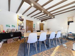 We Invest Malmedy heeft het genoegen u dit gelijkvloers commercieel pand in Stavelot voor te stellen. Het biedt u een ideale oppervlakte om...