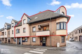 In de Sint-Jansstraat te Diest vind je dit instapklare duplexappartement op de eerste en tweede verdieping van een residentie uit het bouwjaar 2002.<br /><br />Dankzij de centrale ligging bereik je winkels, eetgelegenheden, scholen en het openbaar vervoer vlot te voet of met de fiets. Het appartement beschikt over een open leefruimte met zithoek en eetplaats, en directe toegang tot het overdekte terrasje. Aansluitend tref je de nieuw geïnstalleerde keuken aan.<br /><br />Via de trap in de woonkamer bereik je de nachthal op de tweede verdieping, waar zich een ruime slaapkamer onder het dak bevindt met een karakteristiek afgeronde raampartij. De badkamer is ingericht met een hoekbad, een dubbele wastafel en een dakraam dat zorgt voor natuurlijk daglicht. In het ondergrondse complex beschik je over een privatieve autostaanplaats met een eigen laadpaal en een afgesloten privatieve kelderberging.<br /><br />Op het vlak van energiezuinigheid is de woonst uitgerust met een condenserende gasketel uit 2022 en aircotoestellen in zowel de leefruimte als de slaapkamer om te koelen en te verwarmen, waardoor je het hele jaar door een aangenaam binnenklimaat behoudt. Dit appartement heeft een EPC B waardoor er geen renovatieplicht geldt.<br /><br /><u><strong>INDELING</strong></u><br /><strong>Gelijkvloers: </strong>Gemeenschappelijke inkomhal en traphal.<br /><strong>1ste verdieping:</strong> Inkomhal, toilet, woonkamer met eetplaats, open keuken, balkon, wasberging.<br /><strong>2de verdieping:</strong> Nachthal, 2 slaapkamers, badkamer met ligbad en dubbele wastafel, toilet. <br /><strong>Kelder:</strong> Privatieve ondergrondse autostaanplaats, privatieve kelderberging.<br /><br />Ervaar zelf de vele voordelen van deze woning tijdens een persoonlijke rondleiding.<br />Maak vandaag nog je afspraak.<br />Mail naar info@immopersyn.be of bel 013 444 008.