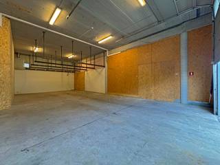 Op een strategische locatie aan de Wiedauwkaai te Gent bieden wij een magazijnruimte van ca. 130 m² aan via een <strong>terbeschikkingstelling</strong>.<br /><br />Deze functionele opslagruimte is ideaal voor bedrijven of zelfstandigen op zoek naar een praktische en vlot toegankelijke locatie nabij het centrum van Gent en belangrijke invalswegen. Het magazijn bevindt zich in een bedrijvige omgeving en is vlot bereikbaar met de wagen.<br /><br /><u><strong>Specificaties:</strong></u>
<ul>
	<li>Oppervlakte: ± 130 m²</li>
	<li>Bestemming: opslag / magazijn</li>
	<li>Bereikbaar via sectionale poort</li>
	<li>Vlot toegankelijk via R40 en R4</li>
	<li>Basisvoorzieningen aanwezig</li>
</ul>
<br />Mogelijkheid tot overnemen van ingebouwd kantoor. (staat niet op de foto's)<br /><br />Beschikbaar 01/01/2027 – bezichtiging mogelijk op afspraak.<br /><br />Voor meer informatie of een vrijblijvend plaatsbezoek, neem contact op met <strong>Simon De goque</strong> via <u><em><strong>+32 473 37 55 50</strong></em></u> of <u><em><strong>simon.dg@kmovastgoed.be</strong></em></u>.