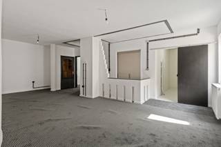 Wees welkom in twintig-zestig-Antwerpen. We blijven het van de daken schreeuwen, 2060 is aan een heuse opmars bezig en daar wordt leuk op ingespeeld door de buurt! Zo kom je om de hoek aan bij "Brandbar" waar je de lekkerste koffie's en vegan lunches nuttigt, voor een culinair hoogstandje kan je dan weer terecht in de verfijnde keuken van "Bistrot du Nord".<br /><br />Om de hoek van het Park Spoor Noord kan je dit magazijn met kantoorruimte en kamers (units) op de gelijkvloer terugvinden. Kom binnen in de grote gemeenschappelijke hal waar je de aparte kamers (voorzien van toilet) en de aparte keuken kan vinden, wanneer je naar achter gaat vind je de ruime magazijn met bureel terug.<br /><br />Kan interessant zijn voor ondernemers, mensen in de bouw, creatievelingen,... <br />Zou je graag zelf eens een kijkje nemen? Neem dan snel contact op via: 03 435 31 33 of info@jamar.immo<br /><br />Troeven: <br />- AREI conform<br />- Centrale ligging <br />- Kantoorruimte<br />- Incl. keuken<br />- Incl. aparte kamers met nutsvoorzieningen