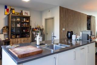 In een rustige en doodlopende straat in het charmante Mariekerke bevindt zich deze recente, instapklare woning met een aangenaam wooncomfort en een energiezuinig karakter. Dankzij de zonnepanelen, de praktische indeling en de verzorgde afwerking is dit een ideale gezinswoning waar u zonder zorgen kunt intrekken.<br />Op het gelijkvloers komt u binnen in een ruime inkomhal met gastentoilet. Vervolgens bereikt u de aangename leefruimte met een open keuken. Dankzij de grote raampartijen staat de leefruimte rechtstreeks in verbinding met de mooi aangelegde tuin, die bovendien geniet van een uitstekende privacy. De tuin beschikt over een tuinhuis en een gezellig overdekt terras, ideaal om in alle rust van het buitenleven te genieten.<br />Verder beschikt de woning over een praktische bergruimte/bijkeuken en een inpandige garage. Vanuit de garage is er eveneens rechtstreeks toegang tot de tuin, wat zorgt voor extra gebruiksgemak.<br />Op de eerste verdieping bevinden zich drie volwaardige slaapkamers, allen voorzien van rolluiken, en een badkamer. Via een vaste trap bereikt u de tweede verdieping, waar zich nog een ruime vierde slaapkamer bevindt. Deze extra kamer kan uiteraard ook perfect dienstdoen als bureau, hobbyruimte of polyvalente ruimte.<br />De combinatie van de rustige ligging, de recente bouw, de vier slaapkamers, de inpandige garage, de aangelegde tuin met privacy en de aanwezigheid van zonnepanelen maakt deze woning bijzonder aantrekkelijk voor wie op zoek is naar een comfortabele en energiezuinige gezinswoning in Mariekerke.<br />Voor meer informatie of een bezichtiging kunt u vrijblijvend contact opnemen met AX-Quality via 03/283.84.84 of gert@ax-quality.be.