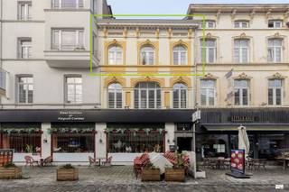 GUNSTIG GELEGEN, BEMEUBELD EN LICHTRIJK 1-SLAAPKAMERAPPARTEMENT (43M²), GELEGEN OP DE 2DE VERDIEPING Bij interesse gelieve contact op te nemen met Nathalie op 0472 75 67 44 of nathalie@immo2life.beMEER INFO: https://www.immo2life.be/nl/te-huur?view=detail&amp;id=1186 Dit stijlvol gerenoveerd appartement ligt nabij het Patershol, in het historische centrum van Gent en vlakbij handelszaken, scholen en andere voorzieningen (ziekenhuis 500 m). Oudburg is een autovrij gebied of verkeersluwe straat, maar toch vlot bereikbaar via tram of bus (250 m) en o.a. via de parking Vrijdagmarkt (200 m). Bovendien werd deze energiezuinige woonentiteit (EPC: 182 kWh/(m²jaar) = label B) gerenoveerd (nieuw dak, badkamer, vloeren, verwarming, keuken,...) en bevindt deze zich in uitstekende staat.De indeling is als volgt: inkomsas, woonkamer met uitgeruste kitchenette, ingerichte badkamer met douche, wastafel en handdoekradiator, slaapkamer (10,2 m²) voorzien van kwalitatieve inbouwkasten en apart toilet.Het appartement is beschikbaar op 1 maart 2026. De maandelijkse huurprijs bedraagt 870 EURO + 25 EURO gemeenschappelijke kosten (verbruik elektriciteit gemene delen,...). Huurwaarborg = 3 maand. Domicilie plaatsen is verplicht.