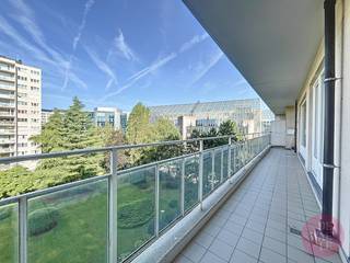 Discover this exceptional apartment located in a calm and green environment behind the Pêcheries in Auderghem. This property, ideal for a couple or...