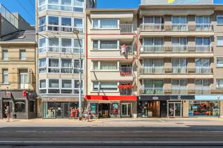 Het appartement is gelegen op de derde verdieping van een kleinschalige residentie. Het  appartement werd volledig vernieuwd in 2022 en heeft twee ruime slaapkamers. De woonkamer heeft een open geinstalleerde keuken met toegang tot het terras. Er is een apart gastentoilet en een badkamer met inloopdouche. <br /><br />Indeling: <br />- Inkomhall<br />- Gastentoilet<br />- Woonkamer met geïnstalleerde keuken voorzien van frigo, diepvries, inductie kookvuur, afwasmachine en heel wat kastruimte<br />- Zonnig terras aan de voorzijde<br />- Badkamer met inloopdouche en lavabo, met aansluiting voor wasmachine<br />- Gastentoilet<br />- Slaapkamer 1<br />- Slaapkamer 2<br />- Terras aan de achterzijde<br />- Privatieve kelderberging<br /><br />Troeven: <br />- Kleinschalige residentie<br />- 1 appartement per verdiep<br />- Recent gerenoveerd (2022)<br />- Toplocatie in het centrum Middelkerke<br />- Op de hoek aan de Zeedijk<br />- Conforme elektrische keuring<br />- Ruime slaapkamers<br />- Recente gevelrenovatie!<br />- EPC label B<br /><br />Interesse in dit top appartement aan zee met twee slaapkamers? Neem vandaag nog contact op met ons kantoor voor uw plaatsbezoek!<br /><br /><br />Bestuursmaatregelen in het maatregelenregister: nee