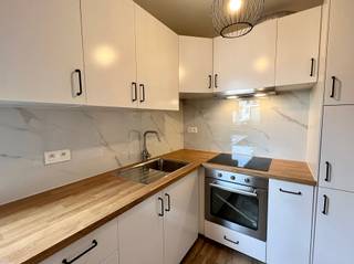 Deze gerenoveerde studio bevindt zich op de 2de verdieping in de goed onderhouden residentie “Ensor”. Het is uitstekend gelegen in de bruisende...