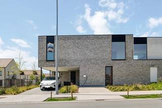 <strong>Energiezuinige woning aan 't Park (lot 124B)</strong>. Ontdek deze moderne koppelwoning in ons woonproject 't Park in Tielt met een open leefruimte, 2 slaapkamers, een eigentijdse badkamer, berging en aparte wasruimte, allemaal op één niveau (eerste verdieping), waardoor je ook geniet van een mooi uitzicht. Ideaal als starterswoning of voor singles, koppels of alleenstaande ouders. Elke bewoner geniet van een eigen carport, tuin, terras en tuinberging.<br /><br />Deze nieuwbouwwoning is uitgerust met duurzame technologieën, waaronder zonnepanelen, een geothermische warmtepomp en vloerverwarming die de woning in de winter verwarmt en in de zomer op een energiezuinige manier passief koelt. Het woonproject 't Park omvat een gloednieuw park met fiets- en wandelpaden, gelegen in een rustige, gezinsvriendelijke buurt, nabij het station en het stadscentrum. Het dagelijkse leven hier biedt zowel praktisch gemak als comfort. Dit is een plek waar je echt tot rust komt.<br /><br />Na aankoop heb je nog de mogelijkheid om naar eigen smaak en wens materialen te kiezen voor het interieur, uitgevoerd door Dumobil.<br /><br />Bovendien komt deze energiezuinige woning in aanmerking om aangekocht te worden aan het verlaagde btw-tarief van 6%. En dankzij een E-peil lager dan 10 geniet je gedurende 5 jaar van 100% korting op de onroerende voorheffing. Interesse? Vraag vrijblijvend informatie via onze <strong>bouwadviseur Sam Borrey: sam@dumobil.be | 0483 210 133</strong> en/of bekijk alle info op de <u><strong>website</strong></u>: <u><strong>www.dumobil.be/nl/woonprojecten/projecten/tparktielt-projectwoningen-tantum</strong></u>