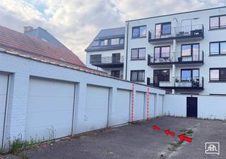 <p><span>Afgesloten individuele garagebox op straatniveau aan de achterkant van een residentieel gebouw, ter hoogte Pakenstraat 7 te Heverlee:</span></p><p><span> </span></p><p><span>Inrijden en binnenrijden met afstandsbediening.</span></p><p><span> </span></p><p><span>Beschikbaar vanaf 1 september 2026. Huurcontract voor 1 jaar nadien automatisch verlengbaar en opzegbaar mits opzegperiode van 3 maanden. </span></p><p><span>Prijs is een all -in prijs (lasten/taksen inbegrepen)</span></p><p><span> </span></p><p><span>Graag een seintje om te bezichtigen.</span></p><p><span> </span></p>