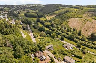 In een rustige en groene omgeving nabij Malmedy bevindt zich Villa Odile, een instapklare villa die comfort, ruimte en veelzijdigheid combineert. Met drie volwaardige slaapkamers, twee badkamers, een ruime tuin en een erkende toeristische vergunning biedt deze eigendom tal van mogelijkheden. Of je nu op zoek bent naar een gezinswoning, een tweede verblijf in de Ardennen of een investering met verhuurpotentieel, Villa Odile vormt een aantrekkelijk geheel in een regio waar natuur en ontspanning centraal staan. De woning biedt een jaarlijks verhuurpotentieel van 40.000 tot 50.000 euro.<br /><br />Gelijkvloers: Via de ruime inkomhal betreed je de woning. De lichtrijke leefruimte met haard vormt het hart van het huis en sluit aan op de aparte eetkamer. De volledig uitgeruste keuken beschikt over alle hedendaagse comfort, waaronder een kookplaat, koelkast, diepvriezer, combi-oven en vaatwasser. Verder bevinden zich op het gelijkvloers een badkamer met douche en lavabo, een afzonderlijk gastentoilet en diverse praktische bergruimtes.<br /><br />Verdieping: De nachthal geeft toegang tot drie ruime slaapkamers die comfortabel plaats bieden aan zes tot acht personen. Op deze verdieping bevindt zich eveneens een tweede badkamer met douche, wastafel en toilet.<br /><br />Buiten: Rondom de woning geniet je van een aangename tuin waar rust en privacy centraal staan. Dankzij de groene omgeving en de beperkte inkijk vormt dit de ideale plek om te ontspannen, gasten te ontvangen of volop te genieten van het buitenleven. Daarnaast beschikt de woning over private parkeergelegenheid op eigen terrein.<br /><br />Villa Odile bevindt zich in het hart van de Oostkantons, een regio die geliefd is om haar uitgestrekte natuur, wandel- en fietsroutes en de nabijheid van de Hoge Venen. De woning combineert een rustige ligging met een vlotte bereikbaarheid naar Malmedy en de belangrijkste verbindingswegen.