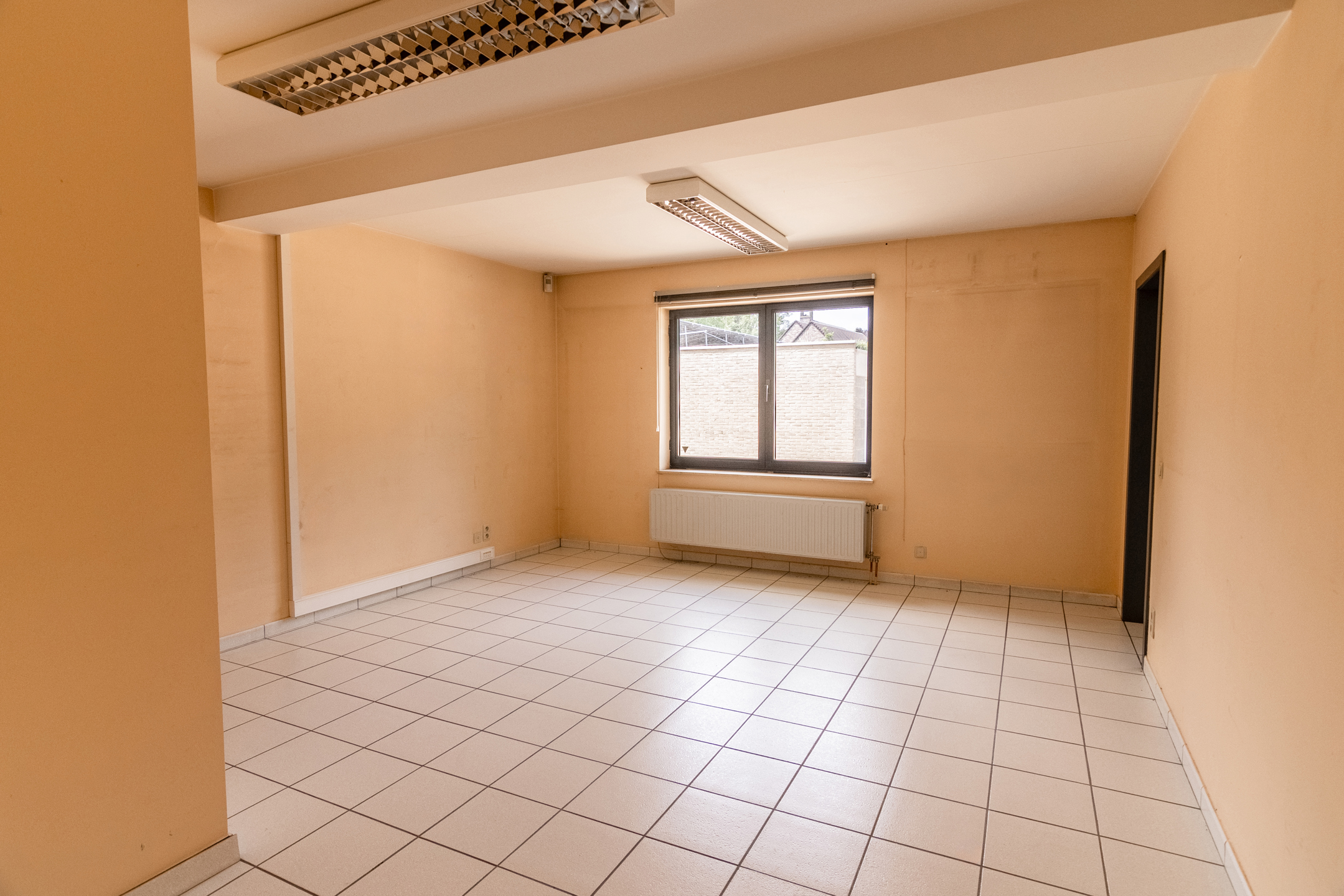 Veelzijdige investeringskans op het gelijkvloers – kantoren &amp; appartement te koop in Aalst - foto 5