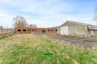 Op een perceel van maar liefst 1.545 m² bevindt zich deze karaktervolle eigendom met een bewoonbare oppervlakte van ca. 170 m² én circa 350 m² aan bijgebouwen.<br /><br />Dankzij de commerciële ligging langs de Iepersestraat biedt dit pand een uitzonderlijke opportuniteit voor wie wonen en werken wenst te combineren, opslagruimte nodig heeft of op zoek is naar een project met potentieel.<br /><br />De woning beschikt over ruime leefruimtes en verschillende kamers, maar dient volledig gerenoveerd te worden. Voor wie grootser denkt, biedt deze eigendom ook de mogelijkheid tot afbraak en wederopbouw aan 6% btw (onder voorwaarden) – een bijzonder interessant fiscaal voordeel.<br /><br />De aanwezige loodsen en opslagplaatsen (ca. 350 m²) maken dit pand uitermate geschikt voor, zelfstandige activiteit, ambacht of atelier, opslag of magazijnfunctie, combinatie wonen/werken<br /><br />Deze eigendom is een uitgelezen kans voor ondernemers of particulieren met visie die ruimte en ligging weten te waarderen.<br /><br />📞 Interesse in deze opportuniteit?<br /><br />Contacteer Immo Francois voor meer informatie of een plaatsbezoek.<br /><br />