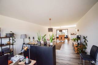 <p><span>Dit unieke en moderne duplexappartement is zeer rustig gelegen aan de rand van de stad en vormt de ideale woonst voor wie op zoek is naar ruimte, licht en comfort. De toegang tot de eerste verdieping bevindt zich aan de buitenzijde van het gebouw. Via de inkomhal, voorzien van een afzonderlijk gastentoilet, betreedt u het ruime appartement. De uitzonderlijk grote leefruimte geniet dankzij de grote schuiframen aan beide zijden van een overvloed aan natuurlijk licht en geeft uit op twee aangename terrassen. De open keuken sluit in L-vorm aan op de leefruimte en is volledig ingericht met een inductiekookplaat, dampkap, koelkast met diepvriesvak, oven, microgolfoven en vaatwasser. Naast de keuken bevindt zich een praktische wasplaats met de nodige aansluitingen voor wasmachine en droogkast. Een mooie beuken trap leidt naar de tweede verdieping, waar de nachthal toegang biedt tot drie ruime slaapkamers en een grote, ingerichte badkamer met inloopdouche, ligbad, dubbele lavabo in meubel en een tweede toilet. Het terras aan de voorzijde biedt een aangename plek om in alle rust van de omgeving te genieten. Daarnaast beschikt het appartement over een ruime bergzolder over de volledige oppervlakte en een private parkeerplaats achteraan het gebouwencomplex.</span></p><p><span> </span></p><p><span> </span></p>