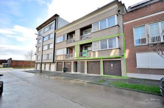 In de Albert Vandeputtestraat, een rustige woonwijk nabij het centrum van Ronse treffen we dit appartement. Gunstig gelegen op wandelafstand van het bruisende stadscentrum, shopping plaza, het station van Ronse en tal van andere voorzieningen.<br /><br />Het appartement bevindt zich in een<strong> kleinschalige residentie </strong>dat bestaat uit 4 appartementen. Er is <strong>geen syndicus</strong> aangesteld, waardoor de gemeenschappelijk kost bijzonder laag is. Het appartement is al enkele jaren <strong>verhuurd</strong> aan dezelfde correcte huurder, waardoor het tevens een ideale investeringseigendom is. <br /><br />Op de eerste verdieping betreden we het appartement via de ruime inkomhal, waar ruimte is voor een dressing. De lichtrijke woonkamer sluit aan bij de geïnstalleerde keuken, met toegang tot het balkon. Verder zijn er nog<strong> 2 volwaardige slaapkamers</strong> aanwezig, een apart gastentoilet en de badkamer. Op het gelijkvloers is er nog een<strong> praktische kelderberging</strong> voorzien van maar liefst 19m², en is er een<strong> ruime garage </strong>aanwezig.<br /><br />Er rust geen renovatieplicht op het appartement en er is een <strong>CONFORME elektrische keuring</strong> aanwezig.<br /><br />Meer info? Contacteer Kyamo De Smet: 0479 06 13 71 of via kyamo@immoroman.be