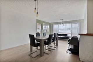 <p><span>Op zoek naar een gezellig, ruim en lichtrijk appartement op een absolute topligging in Deurne? Dit pareltje op de tweede verdieping van een charmant, kleinshalig gebouw heeft alles in huis om van jouw volgende woonst een echte thuis te maken. Ook als investering is dit appartement zeer geschikt.</span></p><p><span> </span></p><p><span>Wat mag je verwachten?</span></p><p><span>Een ruime inkomhal die je meteen een welkom gevoel geeft</span></p><p><span>Een zonnige leefruimte met grote ramen die het licht rijkelijk binnenlaten</span></p><p><span>Een semi-open keuken, perfect om gezellig te koken én contact te houden met je gasten</span></p><p><span>Twee comfortabele slaapkamers, ideaal voor koppels of jonge gezinnen</span></p><p><span>Een extra kamer, de ideale plek voor een thuiskantoor, dressing of speelkamer</span></p><p><span>Badkamer met douche en een apart toilet voor extra comfort</span></p><p><span>Privatieve kelder voor extra opslagruimte</span></p><p><span> </span></p><p><span>Bijzonderheden:</span></p><p><span>EPC Energielabel D - 366 kwh/(m² jaar)</span></p><p><span>Geen renovatieplicht!</span></p><p><span>CV individueel op gas</span></p><p><span>Overal dubbele beglazing met PVC kader</span></p><p><span>Lage maandelijkse kosten (alleen water is gemeenschappelijk)</span></p><p><span>P-score: A</span></p><p><span>G-score: A</span></p>