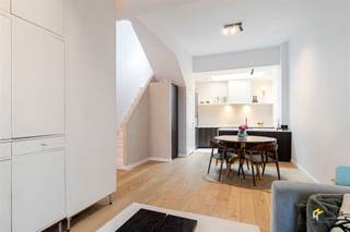 <p><span>Unique charm, a high-quality renovation, and an excellent location: this characterful townhouse has it all. Situated on a quiet, low-traffic street, you’ll live right in the heart of the city, with a school just 10 meters away and close to shops, restaurants, and public transportation. You can also reach the Ring and the city outskirts in no time. It’s the ideal base for anyone who wants to combine bustling city life with peace and comfort.</span></p><p><span>The home was completely renovated in 2021 with an eye for detail and finished with sustainable, high-quality materials. Among other things, the plumbing, electrical system, heating, floors, finishes, and roofs were completely replaced. To maximize natural light, a skylight with high-efficiency glass was installed above the kitchen and on the second floor. In addition, the intermediate floors have been insulated, the rear facade received additional insulation in 2023, and the home boasts a favorable EPC rating of B. Electric roller shutters are also installed at the front of the ground floor, and built-in Serax lighting is featured throughout the home.</span></p><p><span>Through the stylish entry hall with elegant Rasico finishes, you enter the cozy living area with an open-concept kitchen spanning 47 m². The high-quality finishes—including lime plaster, oak veneer, granite, and microtopping—create a stylish, warm, and contemporary atmosphere. The open kitchen is fully equipped with high-quality AEG appliances, a Novy range hood, and a Quooker faucet. There is also a separate guest restroom on the ground floor.</span></p><p><span>The first floor features a spacious 18 m² bedroom with a custom-built closet. Adjacent to it is the luxurious 11 m² bathroom with a freestanding tub, walk-in shower, double sink, and toilet. The floors and walls in the bathroom are finished with microtopping. On the top floor is the spacious 35 m² master bedroom, which can easily be divided into two full-sized bedrooms. Finally, the home also features a practical 30 m² basement.</span></p><p><span>Are you looking for a move-in-ready townhouse brimming with character, featuring unique finishes and modern living comfort? Don’t miss this opportunity! For more information or a free appraisal, visit www.hansimmo.be</span></p><p><span> </span></p>