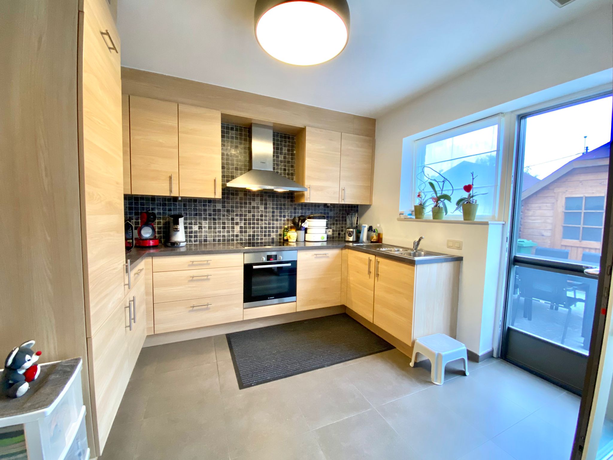 Centraal gelegen woning met drie slaapkamers, garage en tuin - foto 4