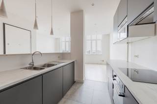 <p><span>Located on the 8th and top floor of a distinctive modernist Art Deco building, this move-in ready apartment has been recently renovated and offers stunning views over the city of Antwerp.</span></p>
<p><span>The bright living area features large windows that flood the space with natural light and provide spectacular panoramic views. The semi-open kitchen is fully equipped with an induction hob, dishwasher, oven and refrigerator.</span></p>
<p><span>At the rear of the apartment, you'll find a spacious bedroom with an adjoining bathroom featuring both a bathtub and a separate shower, a washbasin unit, and connections for a washing machine and dryer. For added convenience, the apartment also includes a separate guest toilet.</span></p>
<p><span>Additional storage is available thanks to a private attic and cellar, while residents can also make use of the communal bicycle storage on the ground floor.</span></p>
<p><span>Ideally located within walking distance of shops, schools and the popular Groen Kwartier district, the apartment also benefits from excellent access to public transport and major roads.</span></p>
<p><strong><span>Rent:</span></strong><span> €950 per month.</span></p>
<p><span>A move-in ready home for anyone looking to enjoy comfortable living in a prime Antwerp location with breathtaking city views.</span></p>