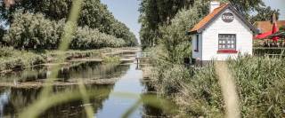 Op dit mooie villaperceel van 415 m² in Sijsele krijgt jouw nieuwe thuis alle ruimte. 

De bouwvoorschriften laten één of twee bouwlagen met een vlak of hellend dak toe. Zo kies je zelf de indeling en architectuur die het best bij jouw gezin passen. 

Samen met Hyboma bouw je een energiezuinige woning op maat, tegen een vaste prijs. Dankzij de zuidwest oriëntatie geniet je bovendien volop van je tuin.