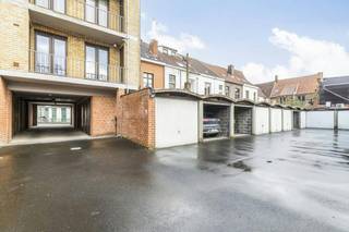 Above-ground garage for sale in the center of Bruges, asking price: €42,500. The garage is located in a closed parking complex, accessible via Colettijnenstraat, near Katelijnestraat.<br /><br />Features:<br />- Dimensions: +/- 4.50m x 2.55m (depending on the box)<br />- Clear garage complex<br />- Located on the edge of the center of Bruges<br /><br />Are you looking for a garage for sale in Bruges? Contact us for an informal visit.