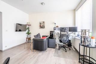 Dit aangename appartement is gelegen in het centrum van Halle, boven een architectenbureau en bevindt zich op wandelafstand van winkels, scholen, horeca en openbaar vervoer.
Het appartement beschikt over een inkomhal, een lichtrijke leefruimte, een keuken, twee slaapkamers, een badkamer en een aparte wc. Aan de achterzijde bevindt zich een aangenaam terras, ideaal om rustig te genieten van de buitenlucht.
Er is geen garage of staanplaats bij het appartement inbegrepen.
Een praktische en centraal gelegen woonst, ideaal voor wie graag alles binnen handbereik heeft.
