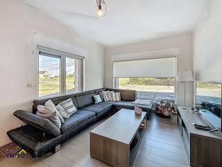 Op het gelijkvloers bevindt zich een inkomhal met gastentoilet, een ruime en lichtrijke woonkamer en een open keuken met kookeiland die...