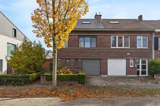 <p><span>Halfopen woning te Molenveld in Edegem -  instapklare woning vol licht en comfort</span></p><p><span> </span></p><p><span> </span></p><p><span>Ontdek deze prachtige, energiezuinige halfopen bebouwing, ideaal voor wie op zoek is naar een instapklare woning met veel charme en moderne comfortvoorzieningen. De woning werd in 2014 grondig gerenoveerd en beschikt sindsdien over een EPC-label B, dankzij slimme investeringen zoals zonnepanelen, airco, nieuwe ramen, een volledig geïsoleerd dak, een moderne keuken en een luxe badkamer.</span></p><p><span> </span></p><p><span> </span></p><p><span>Binnenin geniet u van een overvloed aan natuurlijk licht, wat een warme en aangename sfeer creëert in elke ruimte. De indeling is praktisch en ruim: een lichtrijke leefruimte, een volledig uitgeruste keuken en voldoende plaats voor gezellige familiediners, 3 slaapkamers en 1 bureaukamer. Bovendien beschikt de woning over een ruime kelder, perfect als extra bergruimte, en een garage met elektrische poort voor optimaal gemak.</span></p><p><span> </span></p><p><span> </span></p><p><span>De tuin is een absolute troef: rustig, zongericht en ideaal om te ontspannen, te tuinieren of te genieten van zomerse barbecues. De ligging is eveneens uitstekend: u woont in een rustige buurt, met vlotte verbindingen naar het centrum van Edegem en Antwerpen, en alle voorzieningen zoals scholen, supermarkten en recreatiemogelijkheden liggen binnen handbereik.</span></p><p><span> </span></p><p><span> </span></p><p><span> </span></p><p><span>Deze woning combineert een energiezuinig en comfortabel interieur met een rustige, zonnige buitenruimte en een toplocatie. Een perfecte keuze voor wie graag instapklaar woont in een groene en goed verbonden omgeving.</span></p>