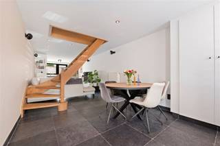 Langs de Spaansebrugstraat ter hoogte van nummer 92 vinden we deze volledig instapklare woning terug. Grote troef van deze woning is ongetwijfeld...