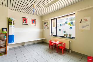 Deze mooie handelsruimte ligt pal in het commerciële centrum van Hove, met een mooie visibiliteit. Het gelijkvloers heeft een private toegang vanaf de straat en is uitermate geschikt voor een waaier aan toepassingen (vb. vrije beroepen, groepspraktijk,...). Momenteel is het pand ingericht als dierenartsenpraktijk. De huidige eigenaar heeft het pand correct onderhouden, technisch staat alles dan ook op punt. Er is een blanco asbestattest voorhanden, een conforme elektrische keuring en een mooi EPC (C-label). Er zijn geen gemeenschappelijke maandelijkse kosten te betalen. Het pand beschikt over een tuin van ong. 50 m² en een grote kelder.<br /><br />Plannen en documentatie op reds.be. Voor meer info over dit pand of een bezoek ter plaatse kunt u contact opnemen met Daniel op 0475 25 30 64 of via mail (daniel@reds.be).