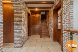 <strong>BRAKEL- Uniek gelegen open bebouwing met prachtig zicht </strong><br />EERSTE BEZOEKDAG VRIJDAG 24/04 VAN 15U TOT 18U (enkel op afspraak!)<br /><br />In de Vlaamse Ardennen, op de gegeerde en uitzonderlijk rustige locatie Leberg in Brakel, bevindt zich deze charmante open bebouwing op een ruim perceel van 12 are. De woning geniet van een open en groen vergezicht, wat zorgt voor een unieke woonbeleving in alle rust en privacy.<br /><br />Bij het betreden van de woning komt u in een centrale inkomhal met gastentoilet. Van hieruit heeft u toegang tot de lichtrijke woonkamer, die meteen opvalt door de gezellige houtkachel, geïntegreerde bar en het prachtige zicht op het omliggende groen. De halfopen keuken sluit naadloos aan op de leefruimte, wat zorgt voor een aangename en open indeling.<br /><br />Op het gelijkvloers bevindt zich tevens een volwaardige slaapkamer en een volledig geïnstalleerde badkamer, uitgerust met ligbad, douche en lavabo. Daarnaast is er een ruime berging/wasplaats met een praktische verbindingsdeur naar buiten.<br /><br />De bovenverdieping beschikt over een centrale nachthal die toegang geeft tot drie ruime slaapkamers, ideaal voor een gezin of het inrichten van extra werk- of hobbyruimtes.<br /><br />Buiten geniet u van een praktische en veelzijdige tuin, momenteel opgedeeld in een tuinzone en een weidezone. Verder zijn er nog tal van extra troeven aanwezig, zoals een ruim terras, een externe garage geschikt voor twee wagens, een overdekte berging en een bijhuisje met tal van mogelijkheden. <br /><br />Deze woning combineert ruimte, comfort en een uitzonderlijke ligging in het hart van de Vlaamse Ardennen. Een unieke opportuniteit voor wie op zoek is naar rust, natuur en woonkwaliteit. Interesse? Neem gerust contact op voor meer informatie of een bezoek ter plaatse.053/60.65.60.