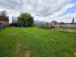 <p><span>Vous recherchez un cadre de vie calme, un jardin ensoleillé tout en bénéficiant de toutes les commodités à proximité ? Cette maison familiale bien entretenue offre l'équilibre parfait entre confort, espace et emplacement.</span></p><p><span>Cette</span><span>maison</span><span>familiale</span><span>prête à emménager</span><span>, située à</span><span> </span><span></span><span> </span><span> </span><span>, bénéficie d’un emplacement calme sur une belle</span><span>parcelle orientée au sud</span><span> </span><span>d’une superficie de pas moins de 990 m</span><span>². La maison bénéficie d’une excellente situation : la gare de Booischot est accessible à vélo, tandis que les écoles, les commerces de proximité et les commodités quotidiennes sont facilement accessibles à pied. Le centre de Heist se trouve également à proximité.</span></p><p><span>La maison a toujours été bien entretenue et a déjà fait l’objet de plusieurs rénovations importantes. En </span><span>2011, la toiture a été entièrement rénovée et dotée d’une isolation</span><span>. De plus, la salle de bains a été modernisée et, au rez-de-chaussée, les fenêtres ont été en grande partie remplacées par</span><span>des fenêtres en PVC d’</span><span> </span><span>, dotées de double vitrage à haut rendement</span><span>.</span></p><p><span>Depuis le hall d’entrée, on accède à l’agréable salon, qui communique avec la cuisine. Celle-ci est équipée de tous les appareils nécessaires et constitue un espace de vie pratique pour toute la famille.</span></p><p><span>Au rez-de-chaussée, on trouve également une</span><span>salle de bains rénovée</span><span> </span><span></span><span>, équipée d’une douche, d’un meuble-lavabo et de toilettes. Un raccordement pour la machine à laver est également disponible. Des toilettes séparées offrent un confort supplémentaire. Le rez-de-chaussée comprend une pièce pouvant servir de chambre, de bureau ou de cabinet. Idéal pour allier vie privée et vie professionnelle sous un même toit.</span></p><p><span>Le premier étage comprend </span><span>trois belles chambres</span><span>, ce qui fait de cette maison un logement idéal pour une famille.</span></p><p><span>Un espace de rangement supplémentaire est prévu au sous-sol, idéal pour stocker des provisions ou ranger des affaires.</span></p><p><span>Le vaste</span><span>jardin orienté sud</span><span>, </span><span></span><span>,</span><span>constitue un atout indéniable</span><span>: il offre de nombreuses possibilités à ceux qui aiment profiter de la vie en plein air, jardiner ou se détendre en toute tranquillité. À l’arrière se trouvent également un </span><span>garage indépendant</span><span> et un</span><span>abri de jardin</span><span>pratique </span><span></span><span>.</span></p><p><span> </span></p><p><span>Les atouts en bref :</span></p><ul><li><span>Terrain de 990 m² exposé sud</span></li><li><span>Situation calme et privilégiée</span></li><li><span>Toiture rénovée et isolée en 2011</span></li><li><span>Salle de bains rénovée</span></li><li><span>Fenêtres en grande partie remplacées au rez-de-chaussée</span></li><li><span>4 chambres</span></li><li><span>Garage attenant et abri de jardin</span></li><li><span>Bien entretenue et prête à emménager</span></li></ul><p><span> </span></p><p><span>Contactez notre agence Dupont Vastgoed au 015 15 15 15 pour plus d'informations ou pour organiser une visite sur place.</span></p><p><span> </span></p>