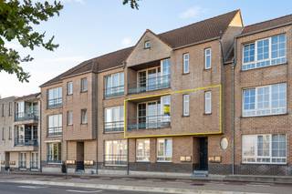 <p><span>Dit instapklare appartement is gelegen op een uitstekende locatie in Heist-op-den-Berg, op </span><span>wandelafstand van de Bergstraat</span><span> en met tal van winkels, horecazaken, scholen en andere voorzieningen in de nabije omgeving. Ook het openbaar vervoer is vlot bereikbaar. Het appartement bevindt zich in een verzorgd gebouw dat dateert van </span><span>2007</span><span> en beschikt over een gunstig </span><span>EPC-label B</span><span>.</span></p><p><span>Bij het binnenkomen komen we in de inkomhal, die rechtstreeks overloopt in de </span><span>ruime en lichtrijke woonkamer met open keuken</span><span>. Dankzij de grote raampartijen geniet de leefruimte van een aangename natuurlijke lichtinval. Vanuit de woonkamer is er toegang tot het </span><span>eerste terras aan de voorzijde</span><span>.</span></p><p><span>Verder omvat het appartement een apart toilet, een badkamer uitgerust met een douche en een praktische berging. Achteraan bevinden zich </span><span>twee slaapkamers</span><span>, met een oppervlakte van respectievelijk ca. </span><span>13 m² en 8 m²</span><span>. Vanuit de master bedroom is er rechtstreeks toegang tot het </span><span>ruime tweede terras van ca. 15 m²</span><span>, wat een aangename extra buitenruimte vormt.</span></p><p><span>Tot slot beschikt het appartement over een </span><span>ondergrondse autostaanplaats</span><span> met aansluitend een privatieve berging van ca. </span><span>5 m²</span><span>, ideaal voor het stockeren van fietsen, materiaal en andere spullen.</span></p><p><span>Het geheel combineert een praktische indeling, aangename lichtinval, twee terrassen en ruime bergruimte met een uitstekende ligging nabij het centrum van Heist-op-den-Berg.</span></p><p><span> </span></p><p><span>Lage gemeenschappelijke kosten!</span></p><p><span> </span></p><p><span>Contacteer ons snel voor een bezichtiging via info@vastgoedplus.be of 015 200 999.</span></p>