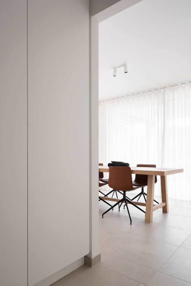 Lichtrijk recent instapklaar appartement met 2 slaapkamers, zonneterras, parking en ruime kelderberging - foto 2