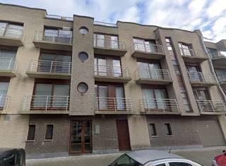 Dit ongemeubeld appartement bestaat uit inkom met slaapnis, woonkamer met open keuken, 1 slaapkamer, badkamer met douche.Onmiddellijk vrij.Fietshaak...