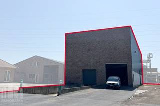 Multifunctioneel bedrijfsgebouw te huur, bestaande uit twee magazijnruimtes en een kantoor. Dankzij de strategische ligging geniet deze site van een uitstekende bereikbaarheid, met een vlotte verbinding naar de <strong>E313</strong> en de nabijgelegen verkeerswisselaar van Lummen richting de <strong>E314</strong>, waardoor steden zoals Antwerpen, Hasselt, Leuven en Genk snel bereikbaar zijn.<br /><br />De eerste hal omvat 535 m²<strong> </strong>en biedt een<strong> vrije hoogte tot 6 meter.</strong> De ruimte is voorzien van <strong>3 sectionale poorten</strong>, waaronder 1 grote poort en 2 kleinere. Daarnaast beschikt het gebouw over een <strong>instapklare kantoorruimte</strong> van 200 m² (gelijkvloers en verdieping), ingericht met een vergaderruimte, 3 aparte burelen, sanitair en een keuken.<br /><br />De tweede hal heeft een oppervlakte van 500 m² met een <strong>10,5 meter vrije hoogte</strong>. Bovendien is de hal is voorzien van <strong>één laadkade en 2 sectionale poorten</strong>.<br /><br />Het bedrijfsgebouw bevindt zich op een ruim perceel met een <strong>grondoppervlakte van 3.140 m². </strong>Op de site zijn bovendien zeer <strong>ruime parkeermogelijkheden</strong>. Daarnaast is het gebouw uitgerust met <strong>zonnepanelen</strong>, wat bijdraagt aan een energiezuinig en duurzamer gebruik van het pand.<br /><br />Aan de voorzijde van het terrein bevindt zich tevens een woning die desgewenst mee gehuurd kan worden. De bedrijfshallen zijn <strong>onmiddellijk beschikbaar.</strong><br /><br />Contacteer <strong>PANORAMA B2B </strong>voor bijkomende inlichtingen, plannen of een vrijblijvend plaatsbezoek:<strong> 011.220.500</strong>