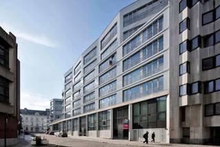 BRUSSEL CENTRUM – In het nieuwe woonproject Urban Court, op een steenworp van de Nieuwstraat en het Martelarenplein, centraal gelegen op de hoek...