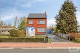 Op een centrale locatie bevindt zich deze charmante HOB met 2/3 slaapkamers, vrijstaande garage op 450 m².<br /><br />De woning bevindt zich op enkele minuten van centrum Nijlen wat ervoor zorgt dat winkels, scholen en openbaar vervoer binnen handbereik zijn.<br /> <br />De gunstige ligging maakt dat het woon- werkverkeer ideaal is voor deze woning, met directe verbindingen naar zowel Lier, Heist-op-den-Berg als Herentals/Zandhoven (E313/E34), waar verdere connecties mogelijk zijn.<br /><br />We komen de woning binnen langs de voordeur waarop we in de inkomhal terecht komen. Deze geeft enerzijds toegang tot de bovenverdieping en anderzijds tot de ruime, lichtrijke leefruimte met zithoek en eetplaats. Achterliggend treffen we de keuken met ontbijtgelegenheid, achterliggend treffen we de badkamer met ligbad en een apart toilet. Verder hebben we nog een lichtrijke veranda deze toegang geeft tot de ruime kelderverdieping en de gezellige tuin. <br /><br />Op het 1ste verdiep biedt de overloop toegang tot 2 zeer ruime slaapkamers en 1 babykamer/bureau. <br /><br />Tot slot geniet de woning een bergzolder, vrijstaande garage alsook een gezellig tuintje waar het heerlijk vertoeven is!<br /><br />Er is eveneens de mogelijkheid tot aankopen van de naastliggende bouwgrond, waarover meer informatie op kantoor.<br /><br />Kortom, een ruwe diamant met tal van mogelijkheden op een centrale locatie te Nijlen die u moet gezien hebben!