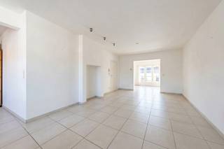 Nabij het centrum van Bornem vinden we dit ruime duplex appartement terug op een aangename en rustige locatie. Dankzij de ligging op wandelafstand van het recreatiedomein Breeven en de kinderboerderij is dit een ideale omgeving voor wie graag geniet van groen, rust en ontspanning.<br /><br />Via de inkomhal betreden we de ruime en lichtrijke leefruimte. Naast de leefruimte is er voldoende plaats voorzien voor een bureau, ideaal voor wie van thuis uit werkt. Aansluitend bevindt zich de zeer ruime, volledig uitgeruste keuken. Vanuit de keuken heb je rechtstreeks toegang tot het ruime terras, waar je in alle rust kan genieten van de buitenlucht. Op deze verdieping bevindt zich tevens een gastentoilet en de trap naar de lager gelegen verdieping, waar het slaapgedeelte zich bevindt.<br /><br />Via de trap naar beneden bereiken we twee bijzonder ruime slaapkamers. De master bedroom beschikt bovendien over een eigen dressing. Verder vinden we de ruime badkamer terug, uitgerust met een ligbad, douche, dubbele lavabo en toilet.<br /><br />Ook op vlak van bergruimte en parkeren biedt dit appartement heel wat extra's. Er zijn twee privatieve kelderbergingen aanwezig en de garage biedt plaats voor maar liefst twee wagens. De garage kan mee aangekocht worden aan € 25.000,00. <br /><br />Ben je op zoek naar een ruim duplex appartement?<br />Contacteer ons gerust via bryann@julimmo.be of 0492 86 51 03.