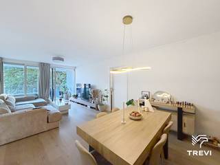 <p><strong>UKKEL – Ideaal gelegen in een residentiële en groene wijk, in de nabijheid van openbaar vervoer, scholen en winkels, lichtrijk 2-slaapkamerappartement van ±113m² bewoonbare oppervlakte gelegen op de 2e verdieping. Het appartement bestaat uit een inkomhal met apart toilet, een polyvalente ruimte van ±5m² (ideaal als bureau of vestiaire), een zeer ruime en lichte woonkamer van ±40m² die toegang biedt tot een prachtig zuidoost-georiënteerd terras van ±16m², en een open volledig uitgeruste leefkeuken (oven, kookplaat, dampkap, koelkast/vriezer, vaatwasser) met een wasruimte. Aan de nachtzijde bevindt zich een eerste slaapkamer van ±15m² met toegang tot het terras en een ensuite badkamer (bad, dubbele wastafel, toilet), evenals een tweede slaapkamer van ±14m² met ensuite douchekamer (inloopdouche, wastafel). Een garagebox is inbegrepen in de huurprijs. Provisie voor lasten van € 200/maand (warm water, verwarming, gemeenschappelijke delen). EPC B+! Beschikbaar vanaf 02/01/2027. Afmetingen worden ter indicatie gegeven.</strong><br /><br /></p>
<p><u>Op de 2<sup>e</sup> verdieping:</u></p>
<ul>
<li>Inkomhal met apart toilet</li>
<li>Polyvalente ruimte van ±5m²</li>
<li>Woonkamer van ±40m² (9,9 x 4,07) met toegang tot het zuidoost-georiënteerde terras van ±16m²</li>
<li>Open leefkeuken volledig uitgerust (oven, kookplaat, dampkap, koelkast/vriezer, vaatwasser) met wasruimte</li>
<li>Slaapkamer van ±15m² (5 x 3) met toegang tot het terras en ensuite badkamer (bad, dubbele wastafel, toilet)</li>
<li>Slaapkamer van ±14m² (2,5 x 5,4) met ensuite douchekamer (inloopdouche, wastafel)</li>
<li>Garagebox nr. B1 inbegrepen in de huurprijs</li>
</ul>
<p><br /><br /></p>