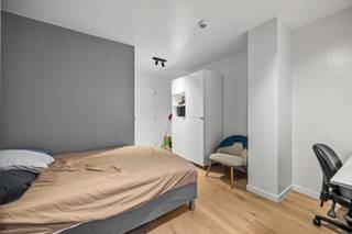 <span><strong>***alle informatie op www.connect-immo.be***</strong></span><br /><br /><strong>De Tiensestraat</strong><span> </span>ademt sfeer met zijn<span> </span><strong>heterogeen straatbeeld</strong>: enerzijds heb je de verschillende stijlen van historische gebouwen en anderzijds kan je er een combinatie vinden van woonhuizen, handelspanden en kantoren.<br /><br /><span>Niet alleen de leuke ligging van het pand is een troef maar ook de faciliteiten in de nabijheid zijn mooi meegenomen. Supermarkten, scholen, campussen, aula’s, faculteiten, printshops, apotheek… op wandel/ fietsafstand. Wil je graag een avondje stappen dan is de Oude Markt op wandelafstand. Ook voor een hapje en drankje ben je in de Parijsstraat/ Muntstraat/ Tiensestraat aan het juiste adres. Leuven zit vol met verborgen schatten en met een kot in de Tiensestraat zal het een dagelijkse ontdekking zijn.<br /></span><br /><span>Deze studentenresidentie is een </span><strong>vernieuwbouwproject</strong><span>. De renovatie wordt uitgevoerd met aandacht voor detail, afwerking en kwaliteitsvolle materiaalkeuze. Ook voldoet het gebouw aan </span><strong>de gevraagde strenge energiezuinigheidsnormen.</strong><span> De entiteiten zijn kamers eigen sanitair, dewelke volledig bemeubeld aangeboden worden. Bovendien is er </span><span>een gemeenschappelijke keuken aanwezig zodat studenten samen kunnen kokerellen! Een echte troef aan dit pand is de gemeenschappelijke buitenruimte, waar de studenten gezellig samen kunnen ontspannen!<br /></span><br /><span><strong><span>Interesse? Vraag je brochure op en plan uw bezoek in met onze Expert Investeringsvastgoed: Jacky@connect-immo.be of 0495 53 46 49</span><br /></strong></span><br /><span>EPC: 13 kWh/m2jaar - A label - 3010931</span><br /><strong>Verkoop onder het registratiestelsel</strong><br /><span>Wg, G</span><span>dv, Gvkr, Gvv</span>