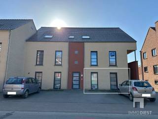 <p><span>Ruim en energiezuinig gelijkvloers appartement (95 m²) met zonnig terras in Schaffen.</span></p><p><span>Dit appartement in de Kerkstraat (Schaffen), biedt u heel wat comfort.</span></p><p><span> </span></p><p><span>Indeling:</span></p><p><span>- Grote leefruimte met open keuken </span></p><p><span>- Keuken voorzien van toestellen (vaatwasser, keramische kookplaat, combi-oven)</span></p><p><span>- Zonnig terras aan achterzijde (aansluitend op de living)</span></p><p><span>- Badkamer met lavabomeubel en bad-douchecombinatie</span></p><p><span>- Ruime berging</span></p><p><span>- Apart toilet</span></p><p><span>- Twee slaapkamers</span></p><p><span> </span></p><p><span>Ondergronds: </span></p><p><span>- Privé-parkeerplaats (nr. 3)</span></p><p><span>- Afsluitbare berging (nr. 6)</span></p><p><span>Vooraan het gebouw mag u een extra staanplaats gebruiken (uiterst rechts).</span></p><p><span> </span></p><p><span>Ontdek hier de troeven:</span></p><p><span>- Gunstige ligging: gelegen in het centrum van Schaffen (bakker, apotheek) </span></p><p><span>- Op wandelafstand van scholen en openbaar vervoer</span></p><p><span>- Vlotte verbinding naar belangrijke invalswegen</span></p><p><span>- 2 ruime slaapkamers</span></p><p><span>- Zuid-Westgericht terras</span></p><p><span>- lage gemeenschappelijke kosten</span></p><p><span> </span></p><p><span>Comfort:</span></p><p><span>- Terras aansluitend aan de leefruimte</span></p><p><span>- Handige berging in het appartement</span></p><p><span>- Ondergrondse parkeerplaats </span></p><p><span>- Kelderberging</span></p><p><span> </span></p><p><span>Bouwtechnisch:</span></p><p><span>- Praktische indeling met open leefruimte</span></p><p><span>- Veel natuurlijke lichtinval</span></p><p><span>- Ruime slaapkamers</span></p><p><span> </span></p><p><span>Energetisch:</span></p><p><span>- Energiezuinig (EPC C u heeft geen renovatieplicht)</span></p><p><span>- Zonnepanelen met certificatenopbrengst van 450 Euro/1.000kWh (tot 2029)</span></p><p><span>- Keuring elektriciteit is conform tot 2034</span></p><p><span> </span></p><p><span>Dit appartement is de ideale woonst voor wie op zoek is naar een ruim, praktisch en energiezuinig appartement in een rustige omgeving.</span></p><p><span>Het appartement wordt momenteel verhuurd aan interessante voorwaarden. Opzeg voor eigen bewoning is mogelijk.</span></p><p><span>Uiteraard ook ideaal als investering (onmiddellijk rendement).</span></p><p><span> </span></p><p><span>Interesse? Plan een bezoek in! Bel Immo Diest op het nr. +32 13 31 25 22.</span></p><p><span>Virtuele tour reeds nu te bekijken op de website <span>www.immodiest.be</span></span></p><p><span> </span></p><p><span>Bron bewoonbare oppervlakte: zie EPC</span></p>