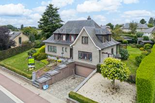 <p>+++ Schapenstraat 77, Lennik +++<strong><span><br /><br /></span></strong><span>In een rustige en landelijke omgeving in Lennik bevindt zich deze </span><strong><span>ruime villa met veel potentieel</span></strong><span>. De woning beschikt over royale leefruimtes, </span><strong><span>4 à 5 slaapkamers</span></strong><span>, een mooie tuin en een volledig onderkelderde verdieping. Ideaal voor wie op zoek is naar ruimte en de woning volledig naar eigen smaak wil renoveren. </span><span>Op het </span><strong><span>gelijkvloers</span></strong><span> komt u binnen via de inkomhal met gastentoilet. Verder vindt u een bureel, dat eveneens kan worden ingericht als </span><strong><span>extra slaapkamer</span></strong><span>, een ruime living, een aparte eetkamer en een royale keuken. De ruime veranda sluit mooi aan op het terras en biedt een aangenaam uitzicht op de tuin. </span><span>Op de </span><strong><span>verdieping</span></strong><span> bevinden zich </span><strong><span>4 slaapkamers</span></strong><span>, een badkamer en een apart toilet. </span><span>De woning is </span><strong><span>volledig onderkelderd</span></strong><span> en biedt hierdoor bijzonder veel extra ruimte. Hier bevinden zich een ruime garage voor </span><strong><span>2 wagens</span></strong><span>, een provisieruimte en een grote multifunctionele ruimte die perfect dienst kan doen als wasplaats en bergruimte. In deze ruimte is bovendien een </span><strong><span>douche</span></strong><span> aanwezig. </span><span>De villa is </span><strong><span>te renoveren</span></strong><span>, maar biedt dankzij haar ruime indeling, mooie tuin en landelijke ligging tal van mogelijkheden om er een prachtige gezinswoning van te maken. </span><strong><span>Interesse of graag een bezoek plannen?</span></strong><br /><span>Neem contact op via </span><strong><span>0478/05 90 69</span></strong><span> of </span><strong><span>info@immoteam.be</span></strong><span>.</span></p>